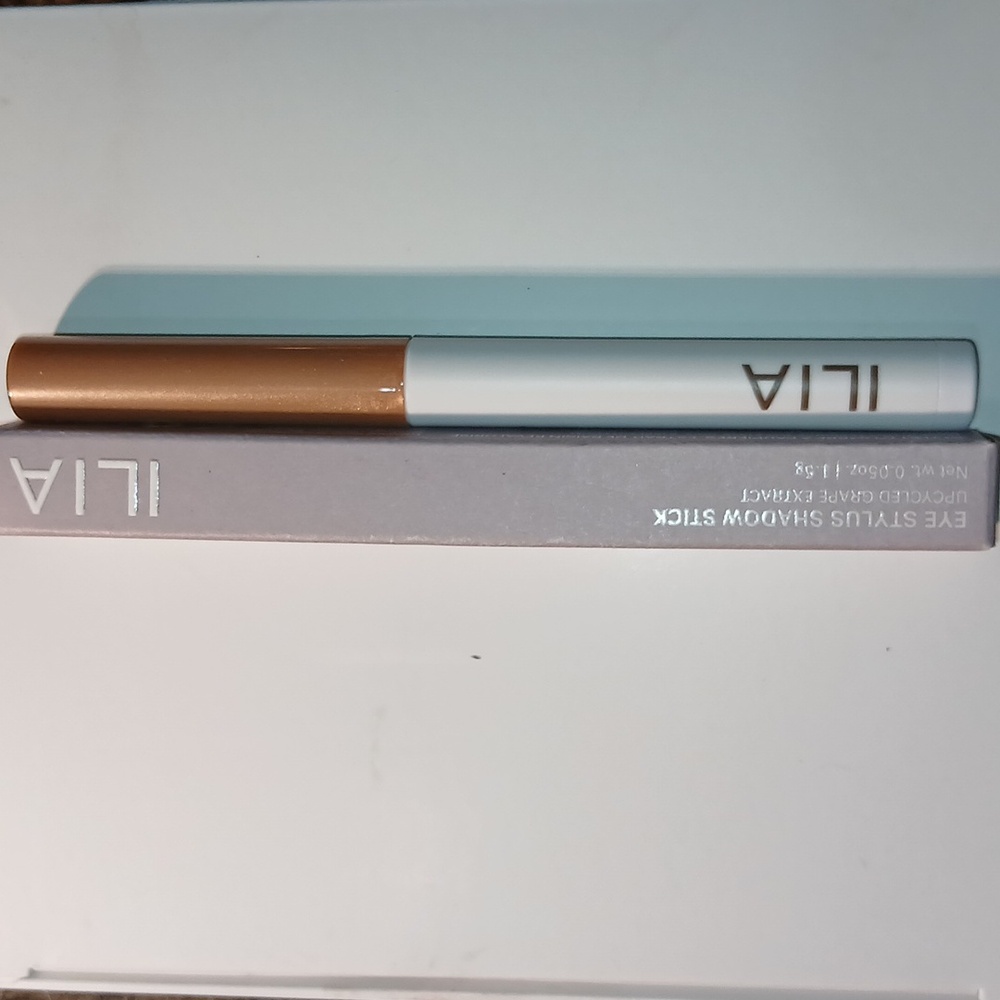 ILIA EYE STYLUS SHADOW STICK "JUBILEE" - Color: matte Gold Shimmer 🤎